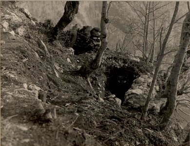 Deckung eines Maschinengewehres am Javorcek, aufgenommen am 18. März 1916 (BildID 15473542)