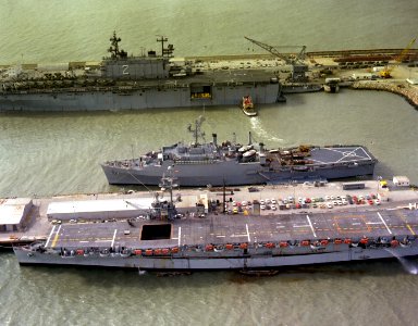 Dedalo (R01) USS Raleigh (LPD-1) and USS Saipan (LHA-2) at Rota 1982