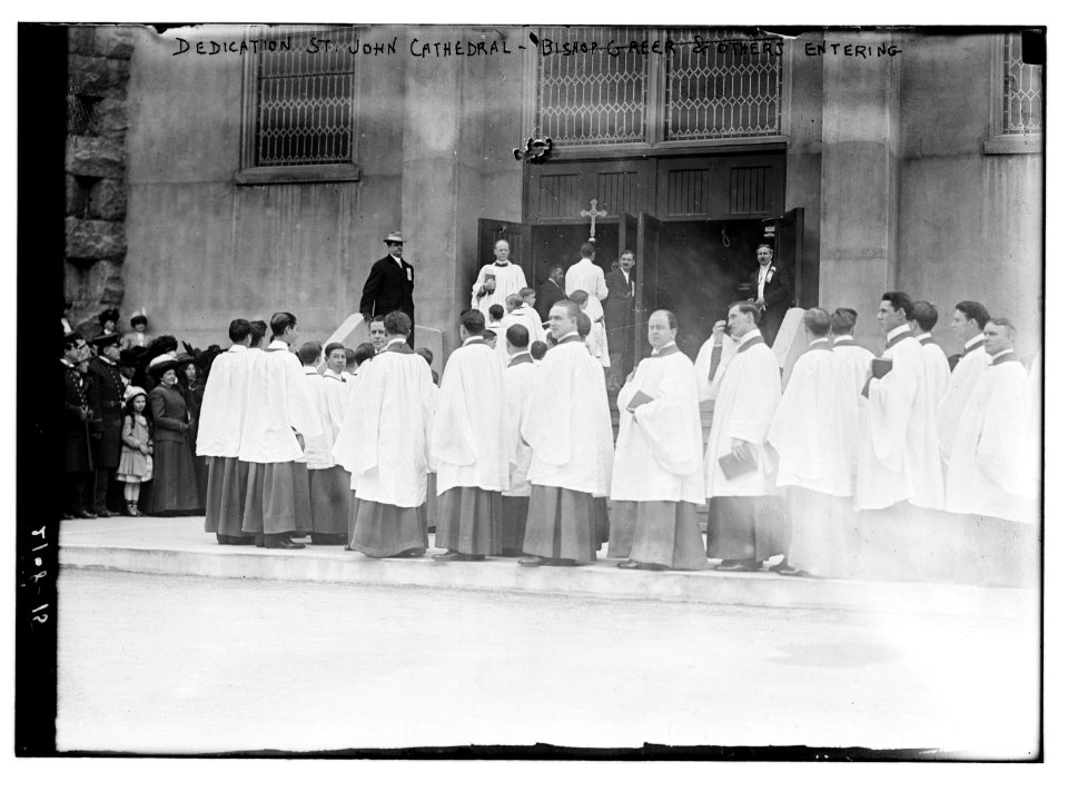 Dedication, St. John Cathedral, Bishop Greer and others entering LCCN2014689036