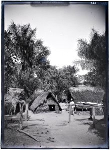 Deelnemer aan de Tapanahoni-expeditie in een bosnegerdorp in het stroomgebied van de rivier