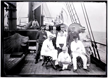 Deelnemers aan de Tapanahoni-expeditie aan dek van Prins Willem VI op weg naar Suriname - 2