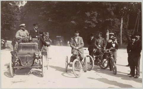 Deelnemers aan een rallye in Fontainebleau een automobiel en twee gemotoriseerde driewielers, RP-F-F01163-IC
