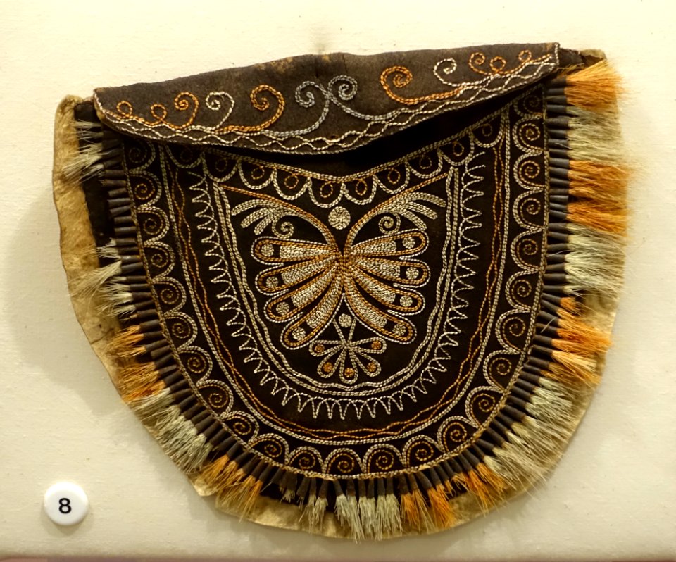 Deerskin bag, Iroquois, from American Antiquarian Society collection, to Peabody in 1890 - Native American collection - Peabody Museum, Harvard University - DSC05817