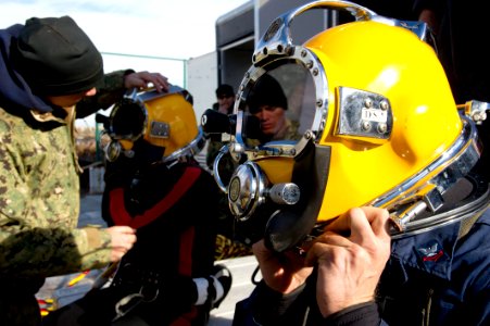 Defense Support of Civil Authorities for Huricane Sandy 121108-N-QP268-004