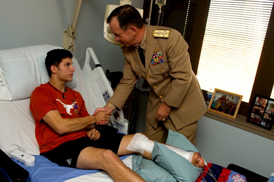 Defense.gov News Photo 100930-N-0696M-305 - Chairman of the Joint Chiefs of Staff Adm. Mike Mullen U.S. Navy presents U.S. Army Spc. David R. Reid III with the Purple Heart during a visit