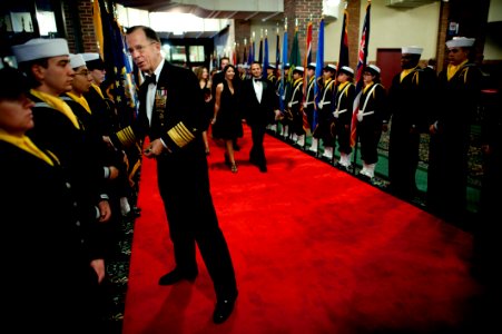 Defense.gov News Photo 101017-N-0696M-103 - Chairman of the Joint Chiefs of Staff Adm. Mike Mullen U.S. Navy greets recruits assigned to Recruit Training Command at the USO of Illinois Star