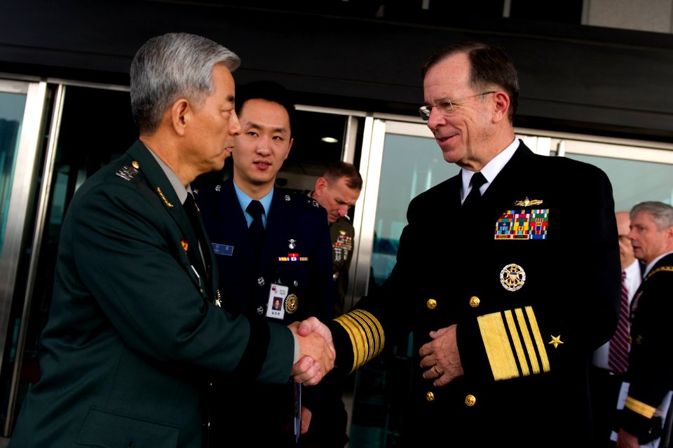 Defense.gov News Photo 101208-N-0696M-110 - Chairman of the Joint Chiefs of Staff Adm. Mike Mullen U.S. Navy thanks Chairman of the South Korean Joint Chiefs of Staff Gen. Han Min-koo after