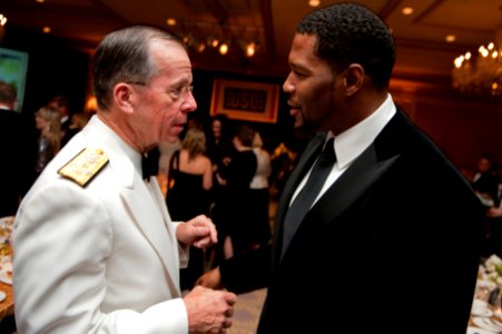 Defense.gov News Photo 110412-N-TT977-219 - Chairman of the Joint Chiefs of Staff Adm. Mike Mullen U.S. Navy speaks with New York Giant defensive end Michael Strahan at the 2011 USO Metro