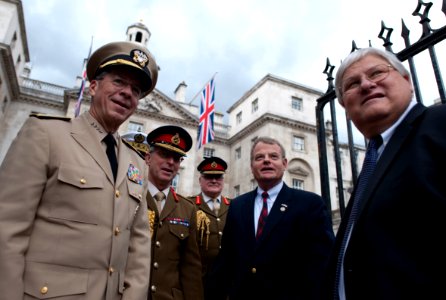 Defense.gov News Photo 110610-N-TT977-260 - Chairman of the Joint Chiefs of Staff Adm. Mike Mullen and British Chief of Defense Staff Gen. Sir David Richards pose for photos with U.S