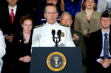 Defense.gov News Photo 110805-N-TT977-176 - Chairman of the Joint Chiefs of Staff Adm. Mike Mullen introduces President of the United States Barack Obama at the Washington Navy Yard on Aug