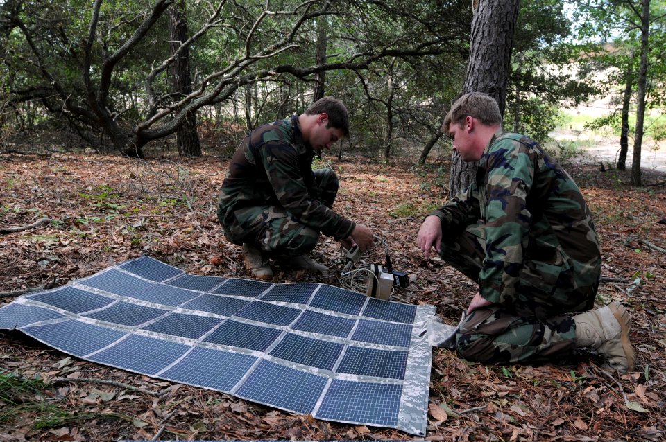 Defense.gov News Photo 110906-N-YO394-014 - Explosive Ordnance Disposal Technicians Petty Officer 3rd Class Matt Miga left and Petty Officer 2nd Class John Piowaty deploy a Power Management