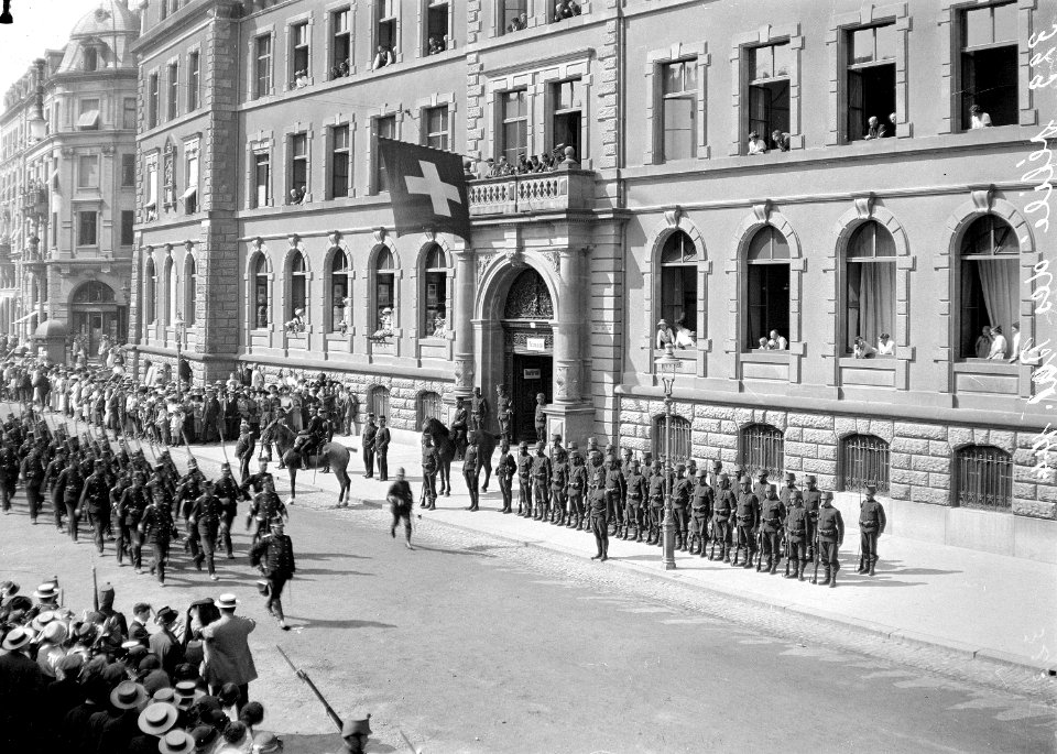 Defilee der Infanterie am Petersgraben - CH-BAR - 3237383