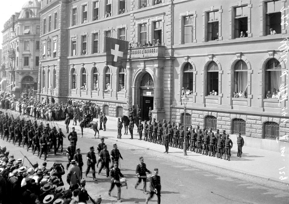 Defilee der Infanterie am Petersgraben - CH-BAR - 3237382