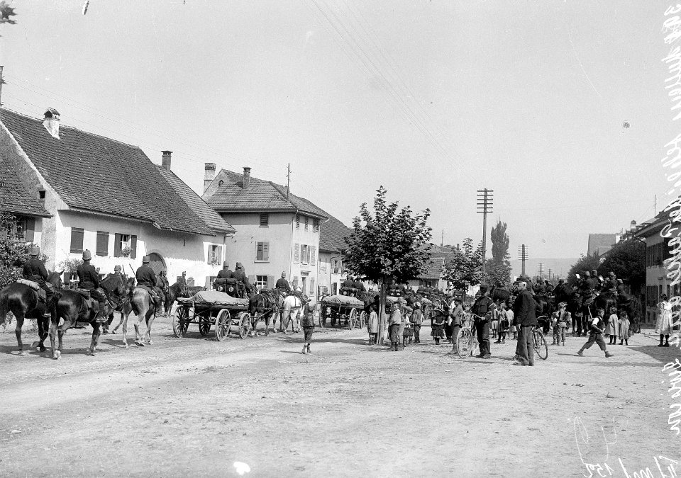 Defilee des Parkes der Division 4 - CH-BAR - 3237422