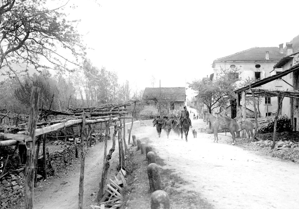Defilee durch die Strassen von Ponte - CH-BAR - 3239509
