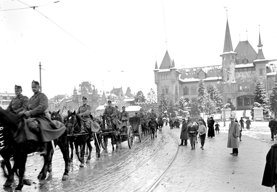 Defilee eines Regiments durch die Strassen Berns - CH-BAR - 3238146