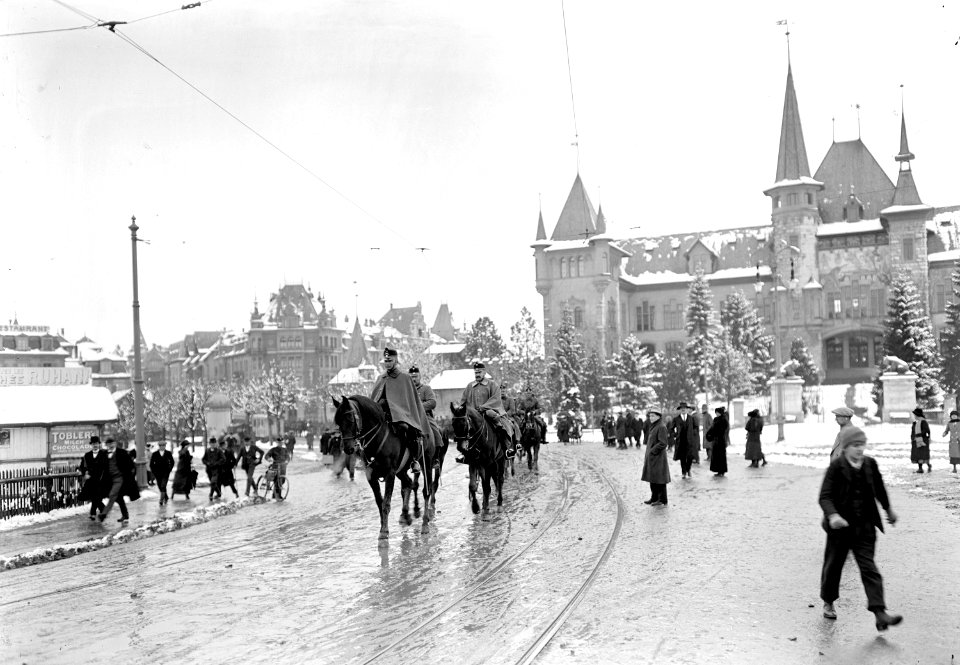 Defilee eines Regiments durch die Strassen Berns - CH-BAR - 3238145