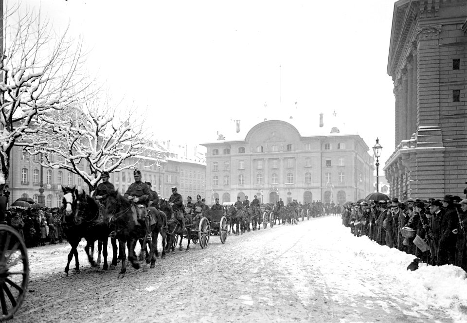 Defilee eines Regiments durch die Strassen Berns - CH-BAR - 3238149