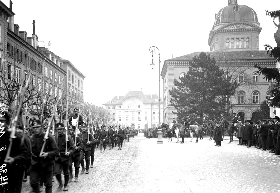 Defilee des Regiments vor dem General - CH-BAR - 3238142