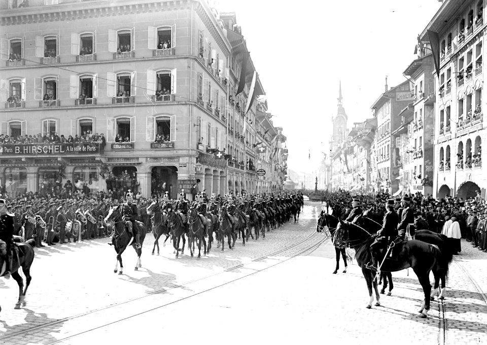 Defilee Guiden Abteilungeilung 3 vor Generalstab - CH-BAR - 3238237
