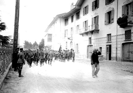 Defilee durch die Strassen von Magadino - CH-BAR - 3239508