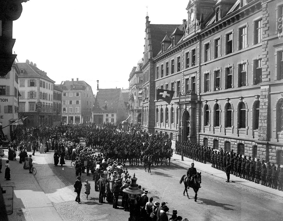 Defilierende Kavallerie am Petersgraben - CH-BAR - 3237359