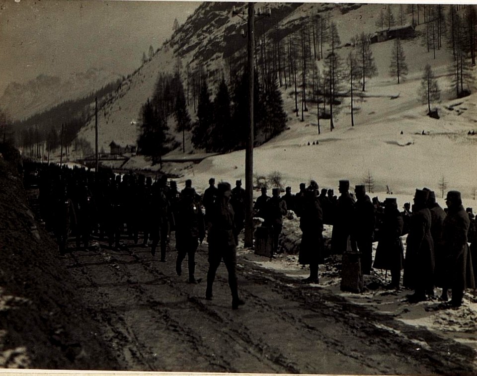 Defilierung bei Predazzo, bosnisches Infanterieregiment 2. (BildID 15584053)