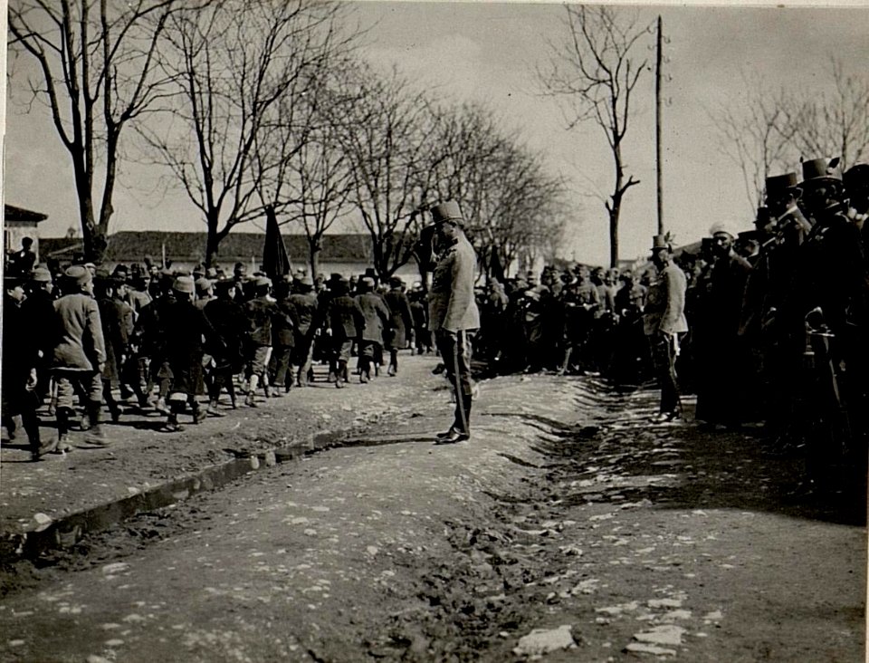 Defilierung der albanischen Jugend. Aufgenommen in Skutari. am 14. März 1916. (BildID 15533102)