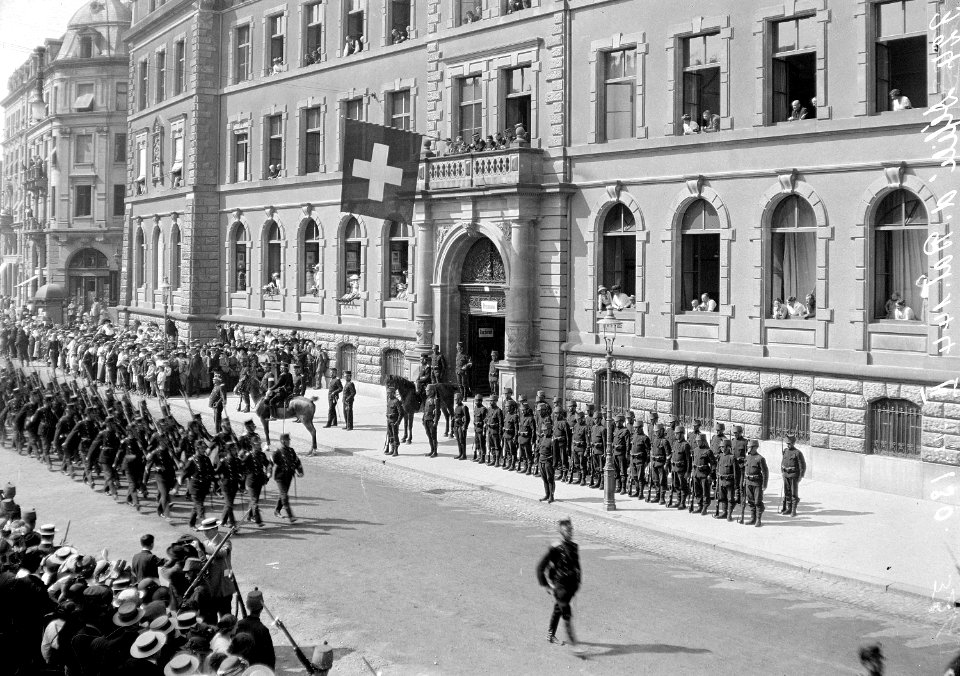 Defilee der Infanterie am Petersgraben - CH-BAR - 3237384
