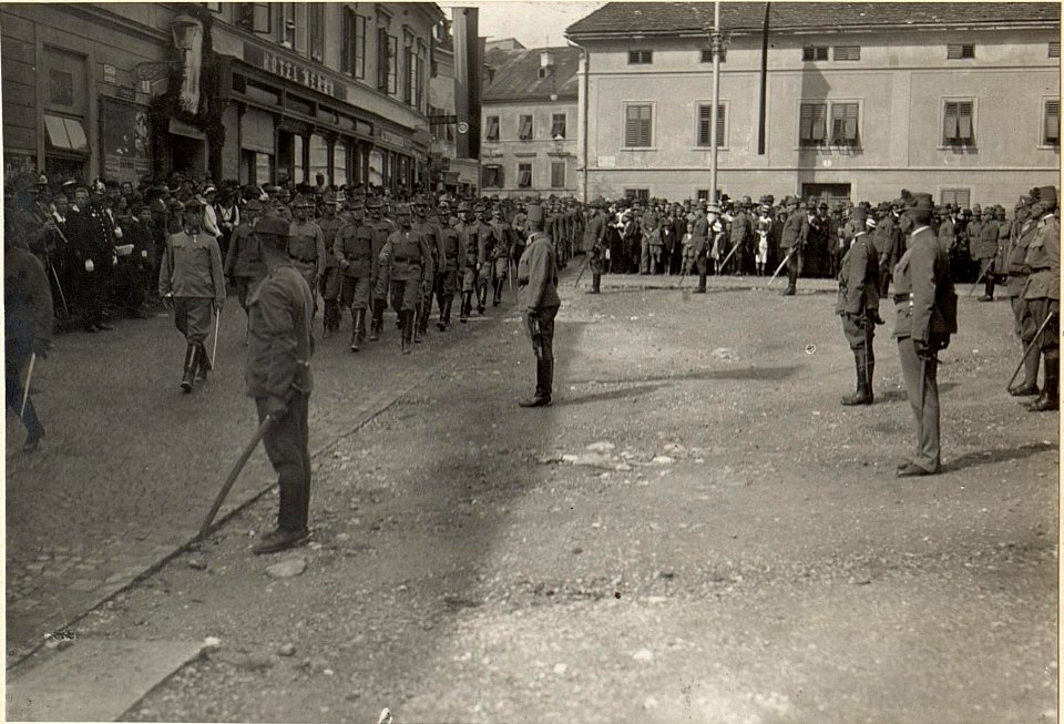 Defilierung der Stabskompagnie vor Sr.Exzellenz des Armee-Kommandanten. Aufgenommen am 18. August 1916. (BildID 15479866)