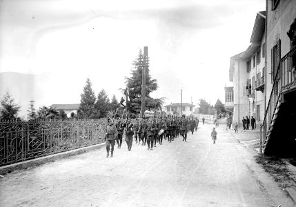 Defilee durch die Strassen von Magadino - CH-BAR - 3239507