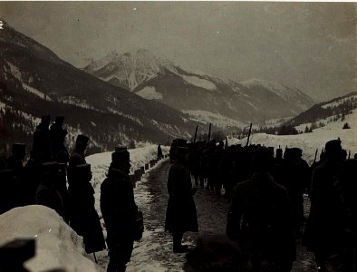Defilierung bei Predazzo, bosnisches Infanterieregiment 2. (BildID 15584046)