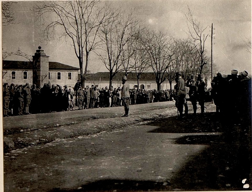 Defilierung der albanischen Jugend. Aufgenommen in Skutari am 14. März 1916. (BildID 15533116)