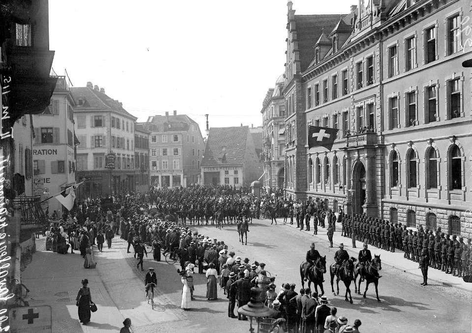 Defilierende Kavallerie am Petersgraben - CH-BAR - 3237361
