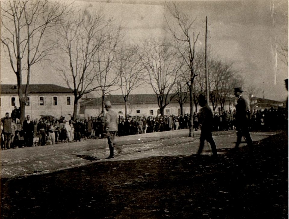 Defilierung der albanischen Jugend. Aufgenommen in Skutari am 14. März 1916. (BildID 15533109)