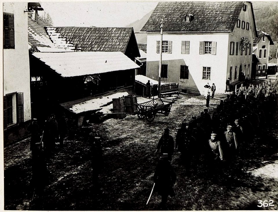 Defilierung der Passeier Standschützen vor Exzellenz von Roth in Lienz, 3.2.1916. (BildID 15580512)
