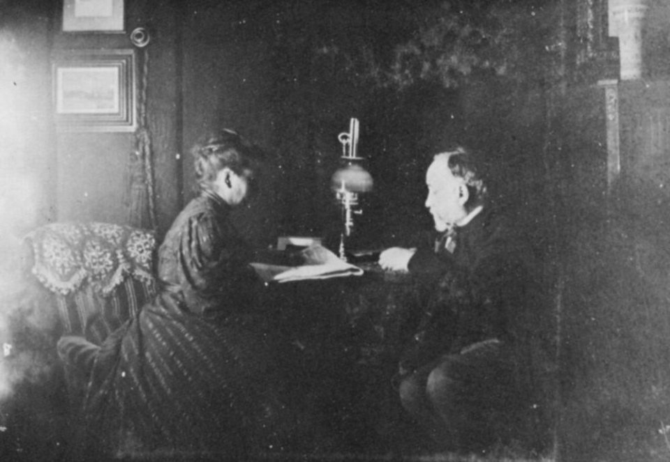 Degas, Antoine - Degas mit Zoé, die ihm aus der Zeitung vorliest (Zeno Fotografie)
