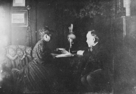 Degas, Antoine - Degas mit Zoé, die ihm aus der Zeitung vorliest (Zeno Fotografie)