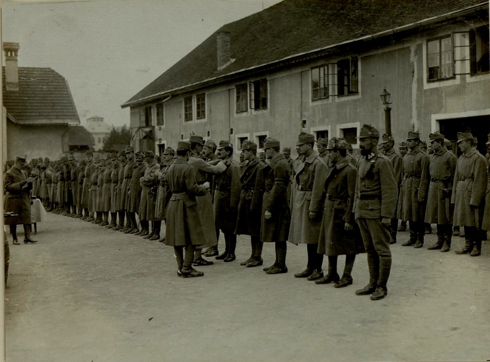 Dekorierung der Mannschaft der Stabskomp. des 10.Armee Kmdos. (BildID 15481604)