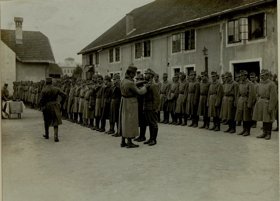Dekorierung der Stabskomp. des 10.Armee Kommandos. (BildID 15481611)