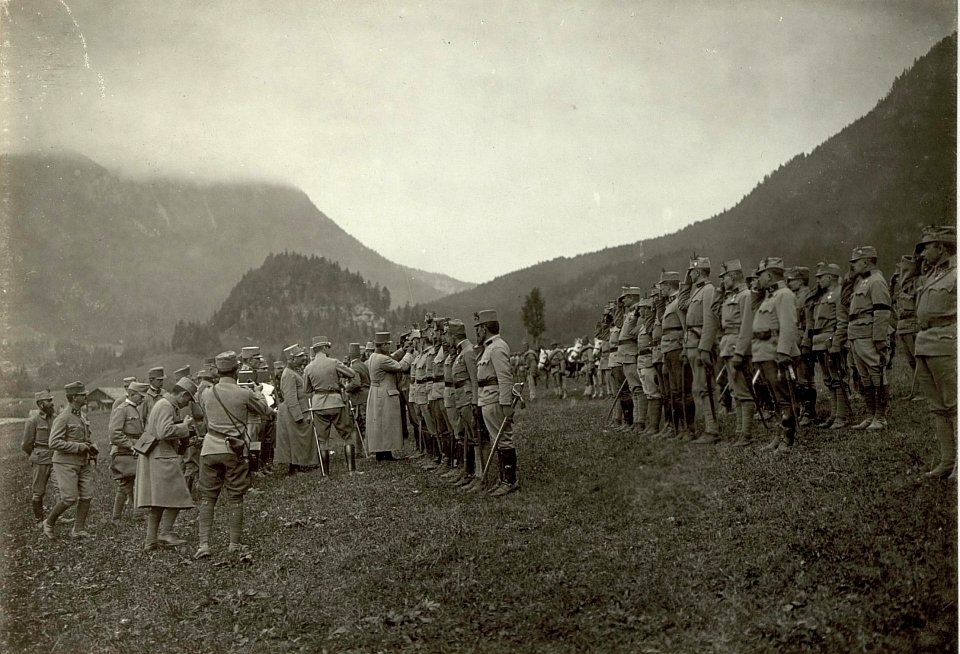 Dekorierung des Obstlt. des Generalstabes STEUER durch Sr.k.u.k.Hoheit Erzh. KARL FRANZ JOSEF. Standpunkt, Laas. (Kötschach) Aufgenommen, am 22. September 1915. (BildID 15460363)