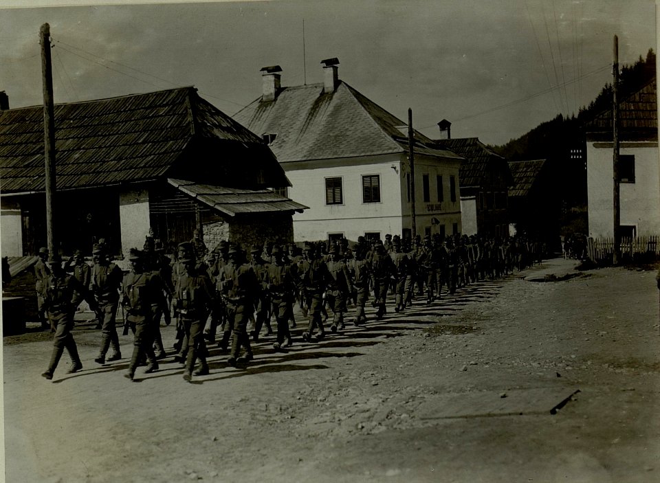 Dekorierung der 7-3 Sapperurkomp in Dellach durch Herrn Hptm.Mühlberger. (BildID 15481373)