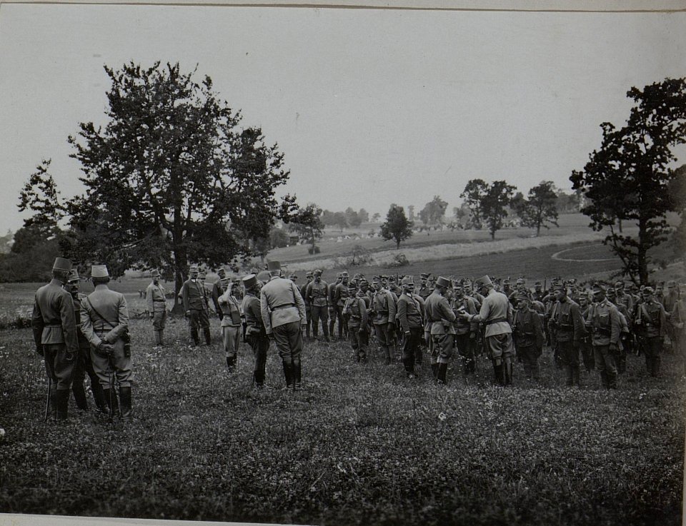 Dekorierung der Mannschaft des Landwehrinfanterieregimentes 24, in Anwesenheit des Korpskommandanten Generaloberst Tesztyanszky (BildID 15456416)