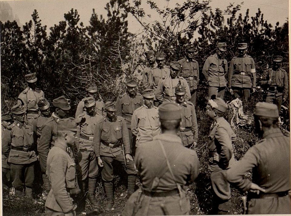 Dekorierung des Herrn Lt. HUSCHKA vom k.k. L.I.R.Nro.4.10. Feldkomp. auf der klenen NABOISSCHARTE. Aufgenommen am 25. Juni 1916. (BildID 15476693)