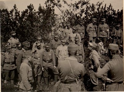 Dekorierung des Herrn Lt. HUSCHKA vom k.k. L.I.R.Nro.4.10. Feldkomp. auf der klenen NABOISSCHARTE. Aufgenommen am 25. Juni 1916. (BildID 15476693)