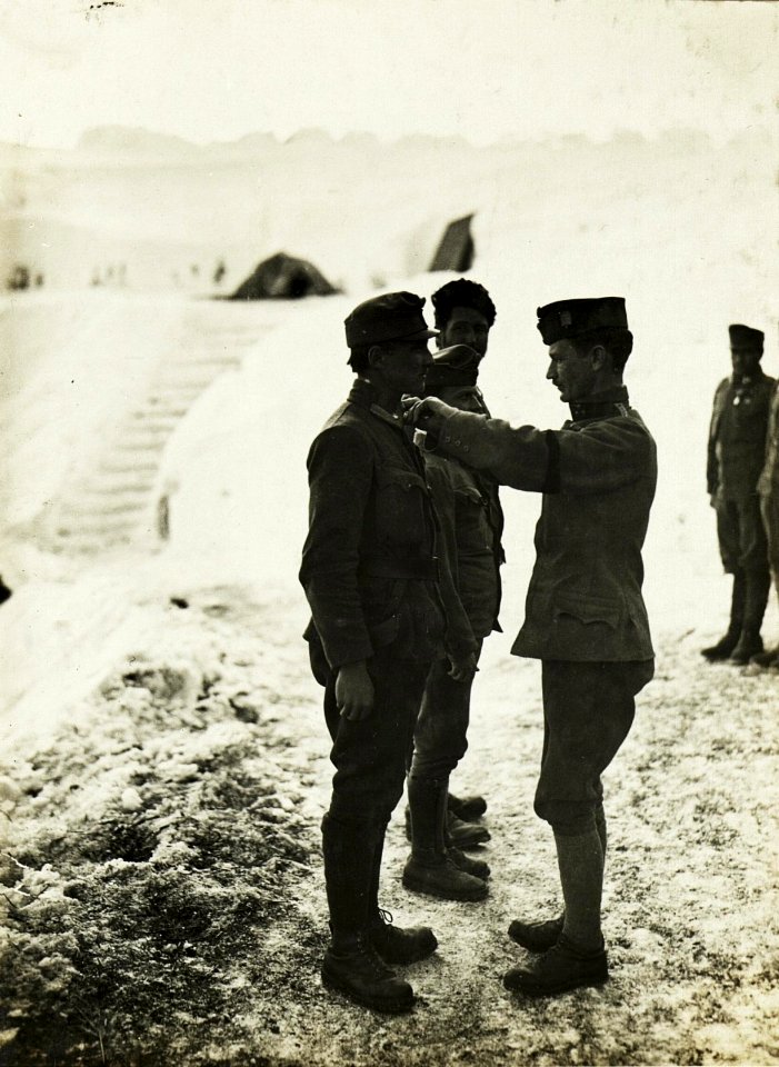 Dekorierung eines Fähnrichs der Art.am Kleinen Schlichtl. (28-2.1917.) (BildID 15499147)