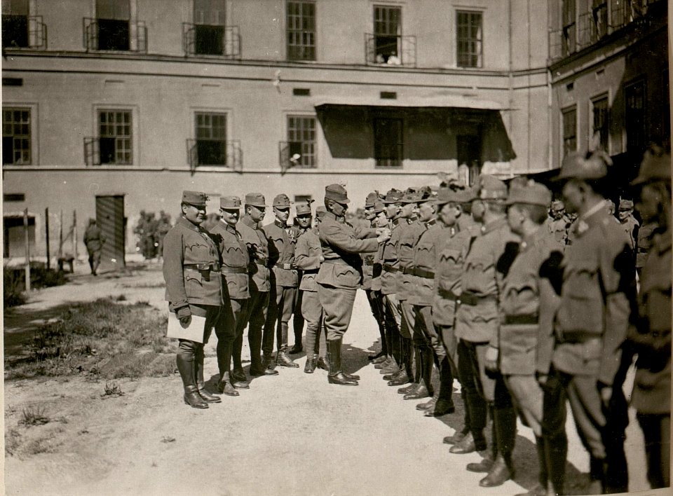 Dekorierung v.Mannschaftspersonen des X.Armee-Komdos. (17-8.1917.) (BildID 15802134)