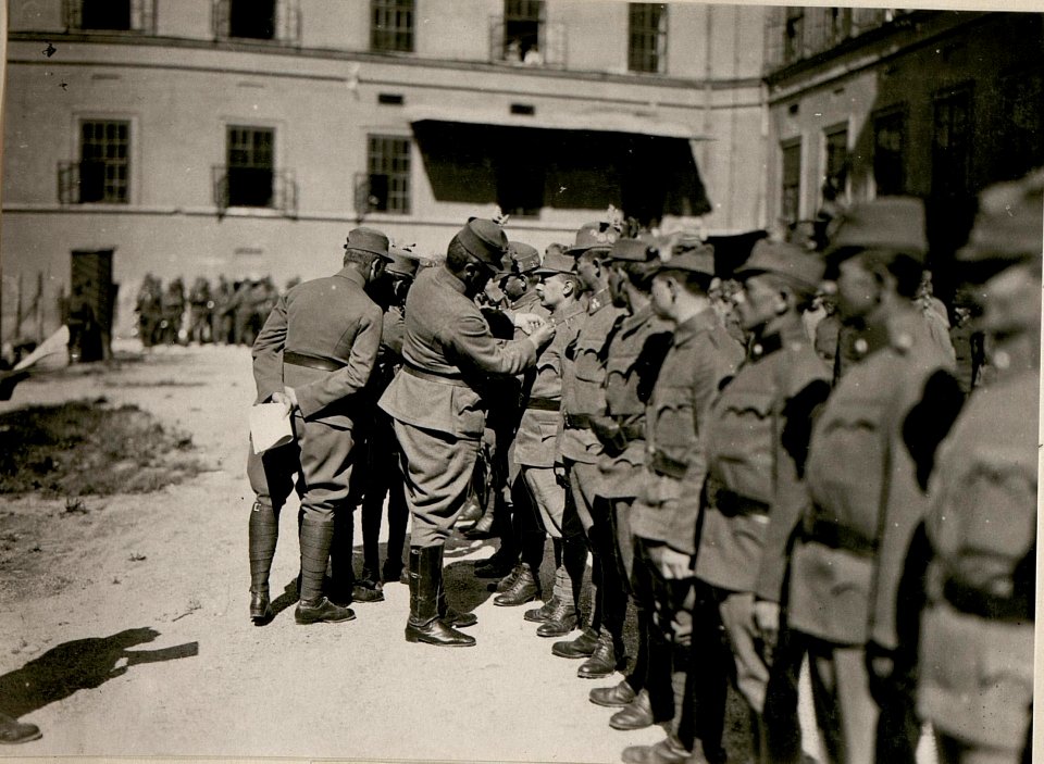 Dekorierung v.Mannschaftspersonen des X.Armee-Komdos. (17-8.1917.) (BildID 15802141)