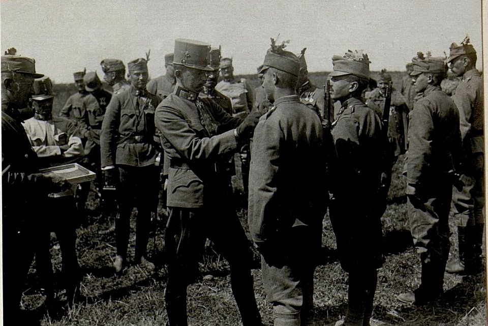Dekorierung von Mannschaften durch Erzherzog Karl bei der 36. Infanteriedivision am 24.8.1916 (BildID 15549978)