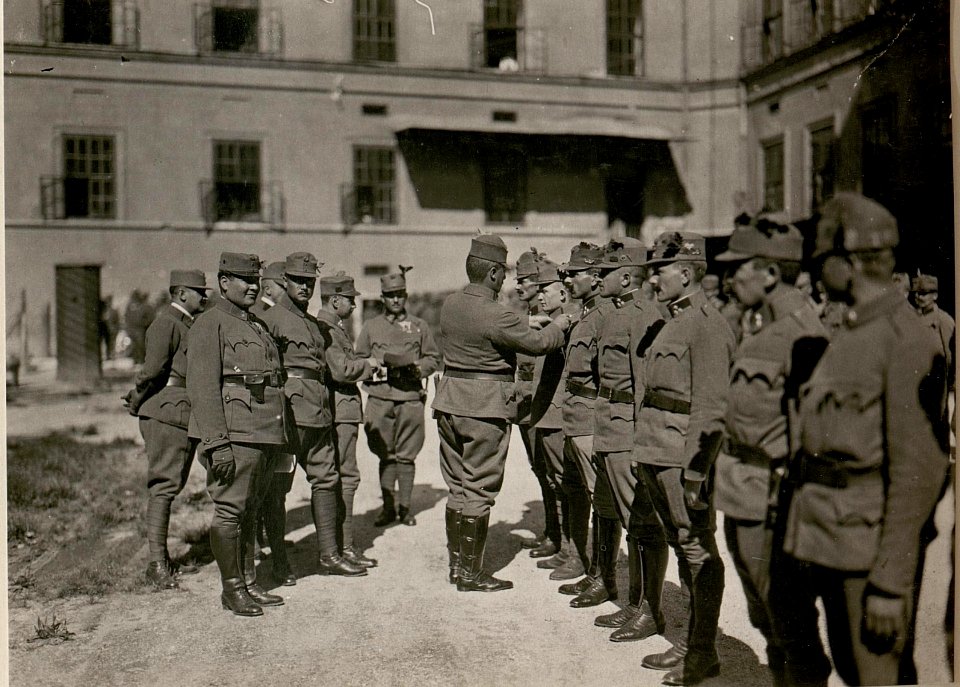 Dekorierung von Mannschaftspersonen des X.Armee-Komdos. (17-8.1917.) (BildID 15802127)